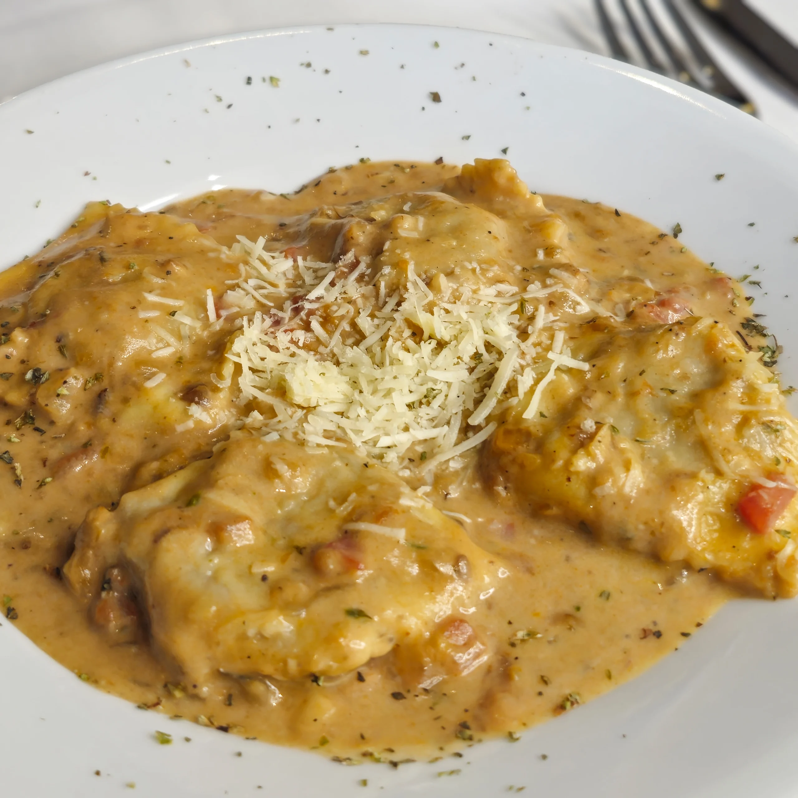 Ravioles gourmet servidos con salsa fresca