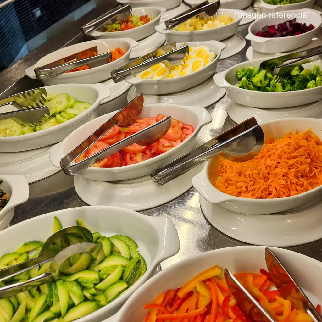 Buffet gourmet con ensaladas saludables