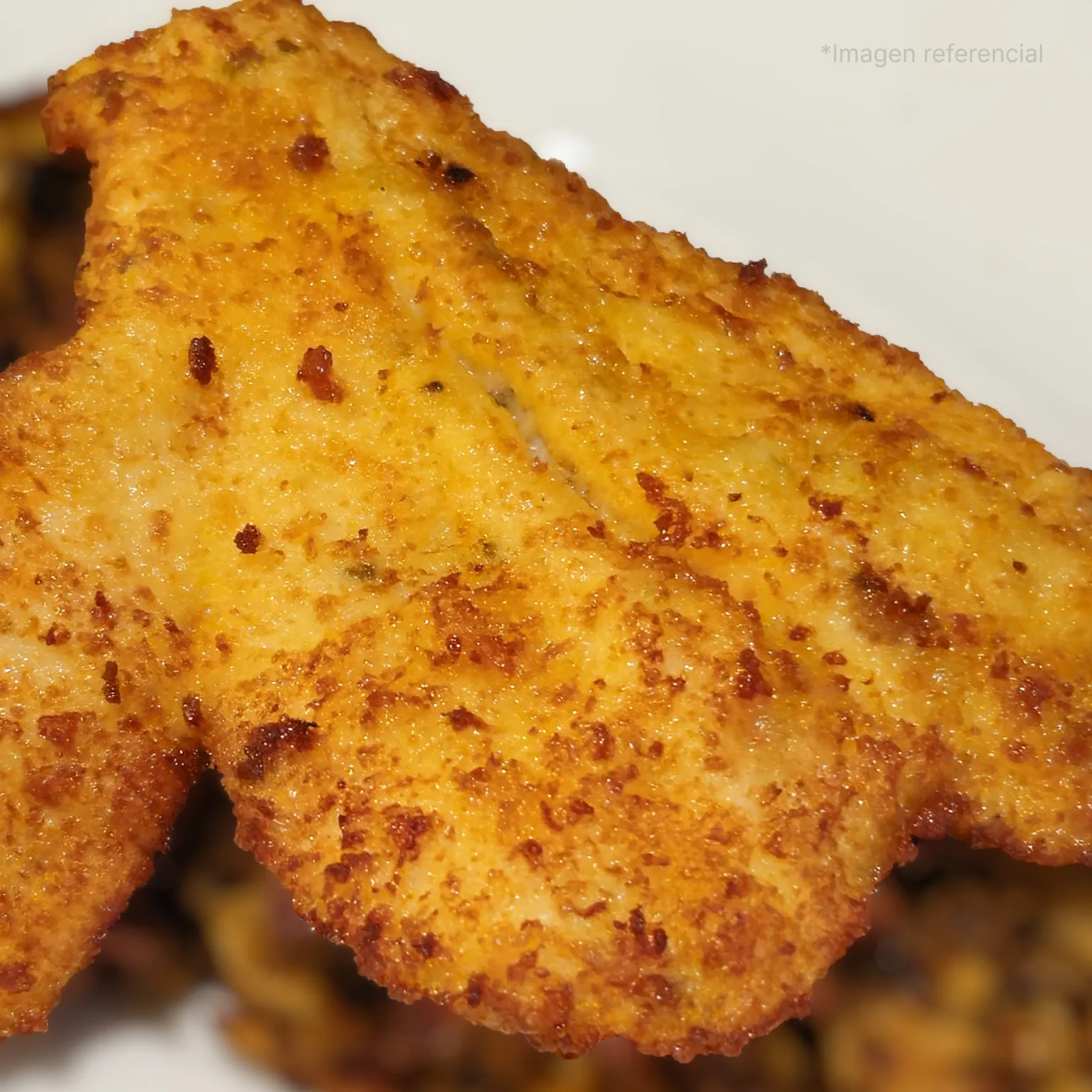 Milanesa crujiente servida al estilo buffet