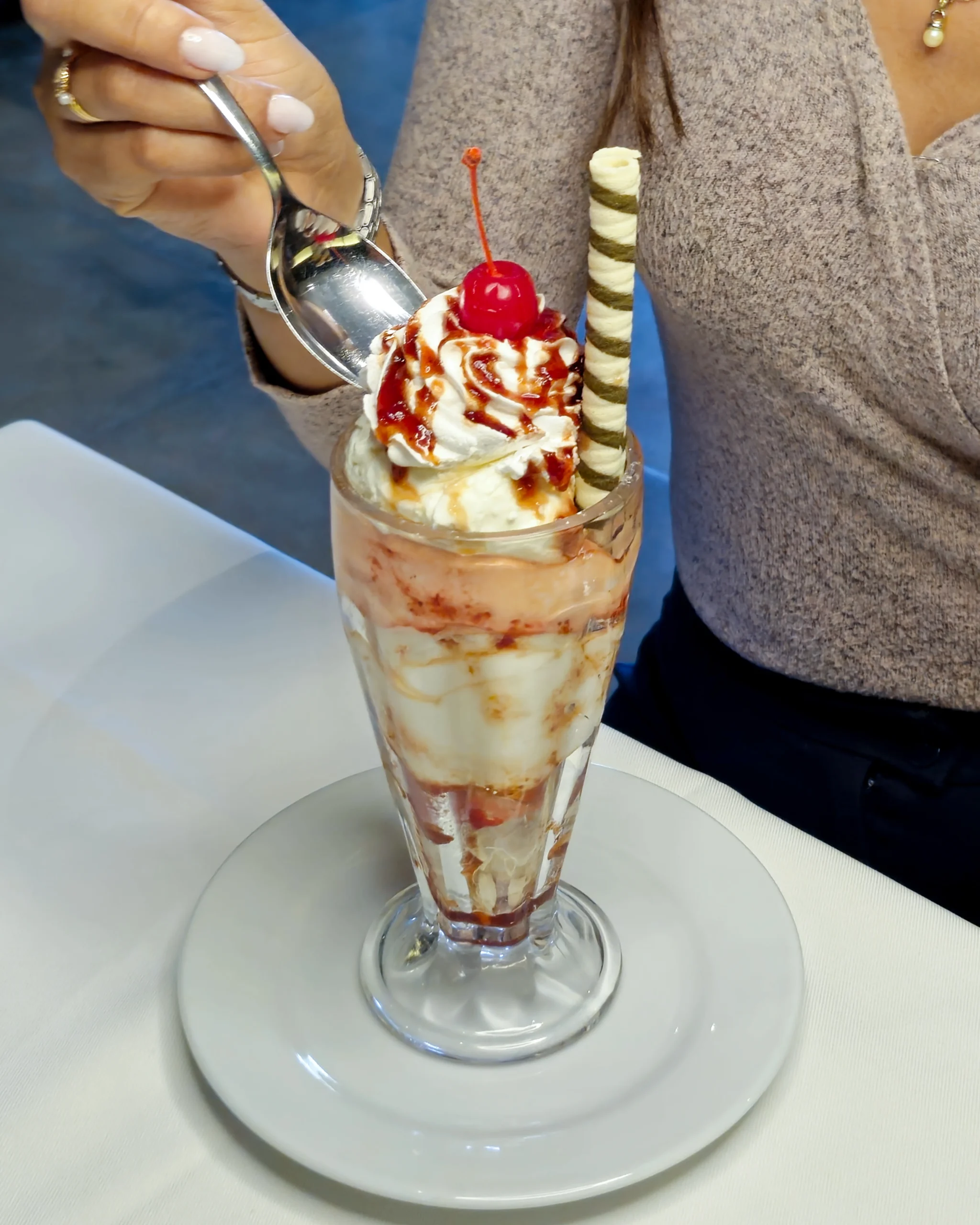 Copa Bistecca: helado artesanal con presentación elegante en copa, disponible en el buffet del restaurante.