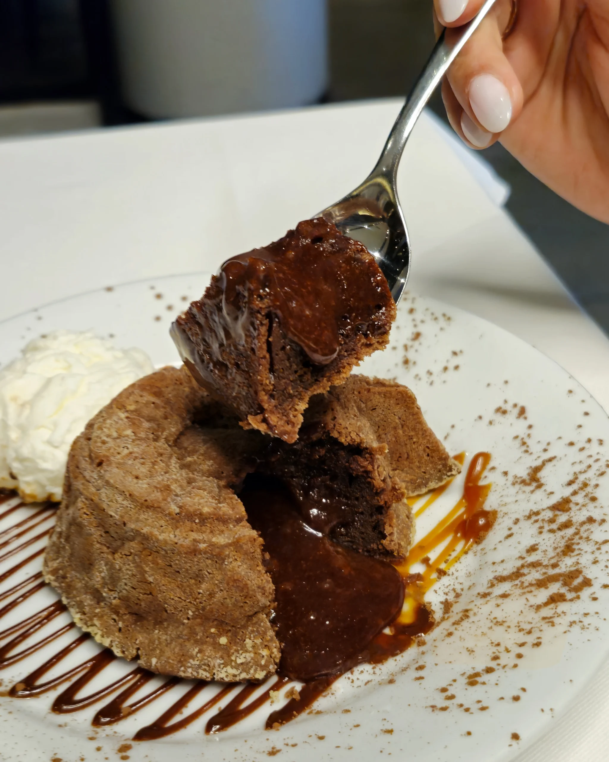 Pasión de chocolate, postre elegante con capas de bizcocho húmedo, mousse y cobertura intensa de cacao.
