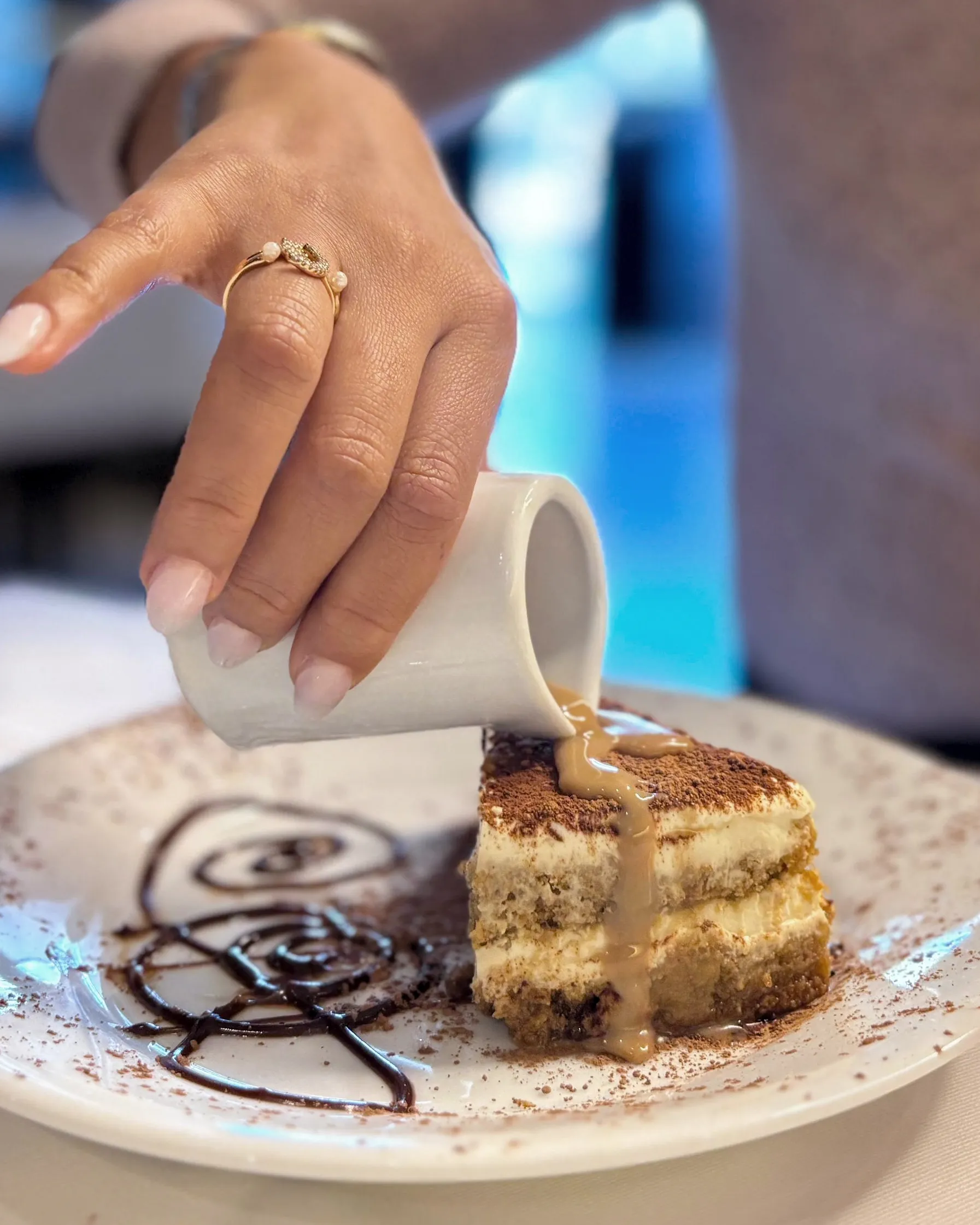 Tiramisú artesanal, postre italiano de café y crema servido en La Bistecca.