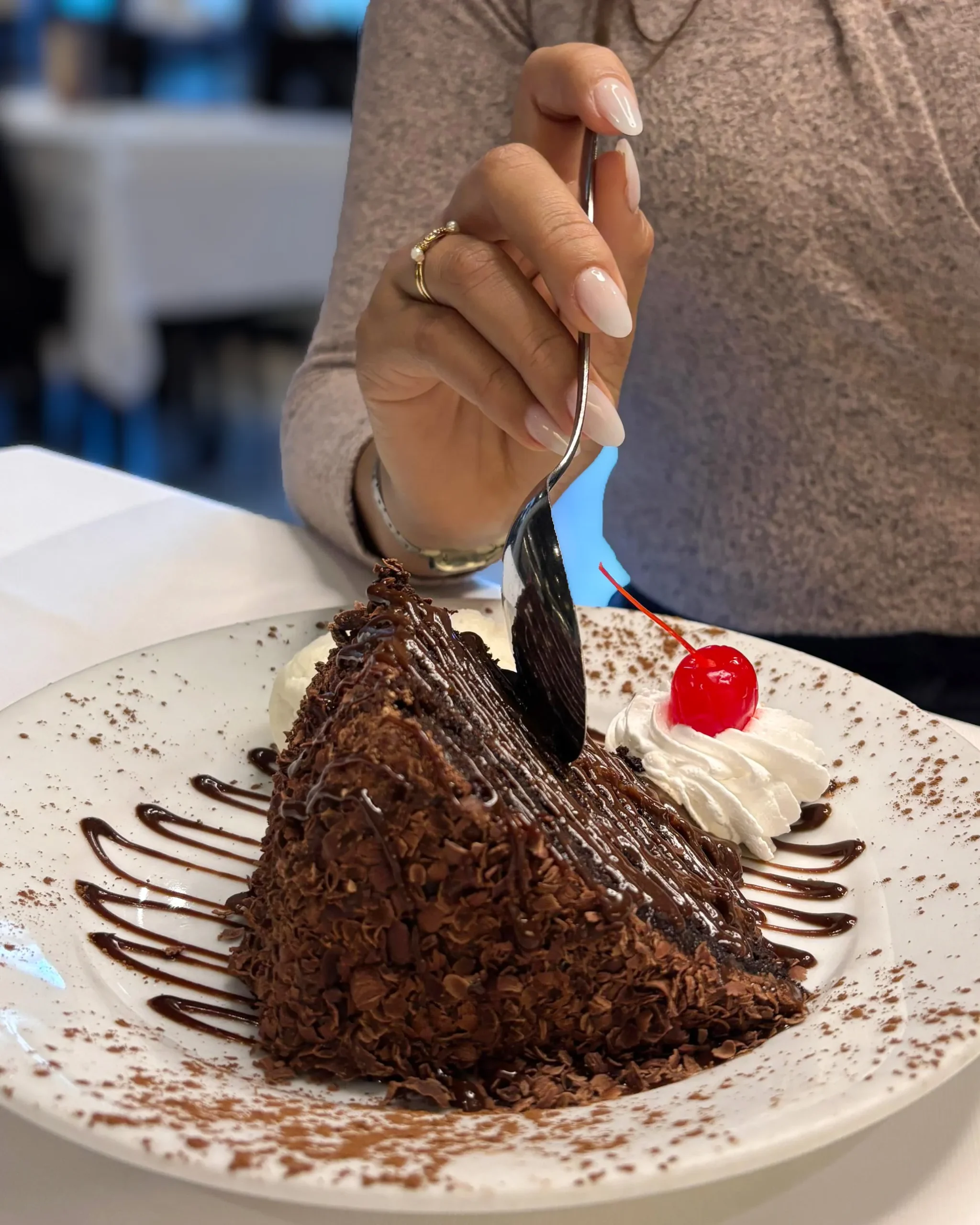 Torta húmeda de chocolate, postre artesanal con bizcocho suave y cobertura cremosa, en La Bistecca.