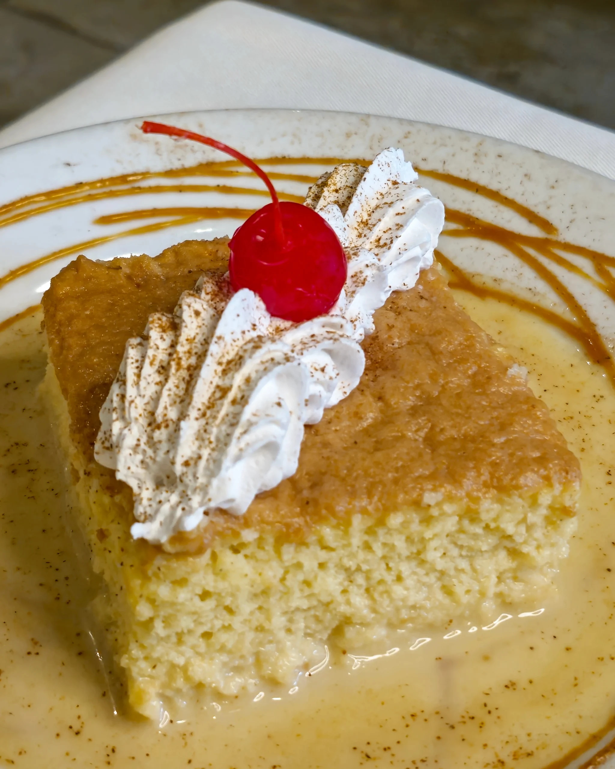 Torta tres leches tradicional, postre húmedo con crema y esponjoso bizcocho, en La Bistecca.
